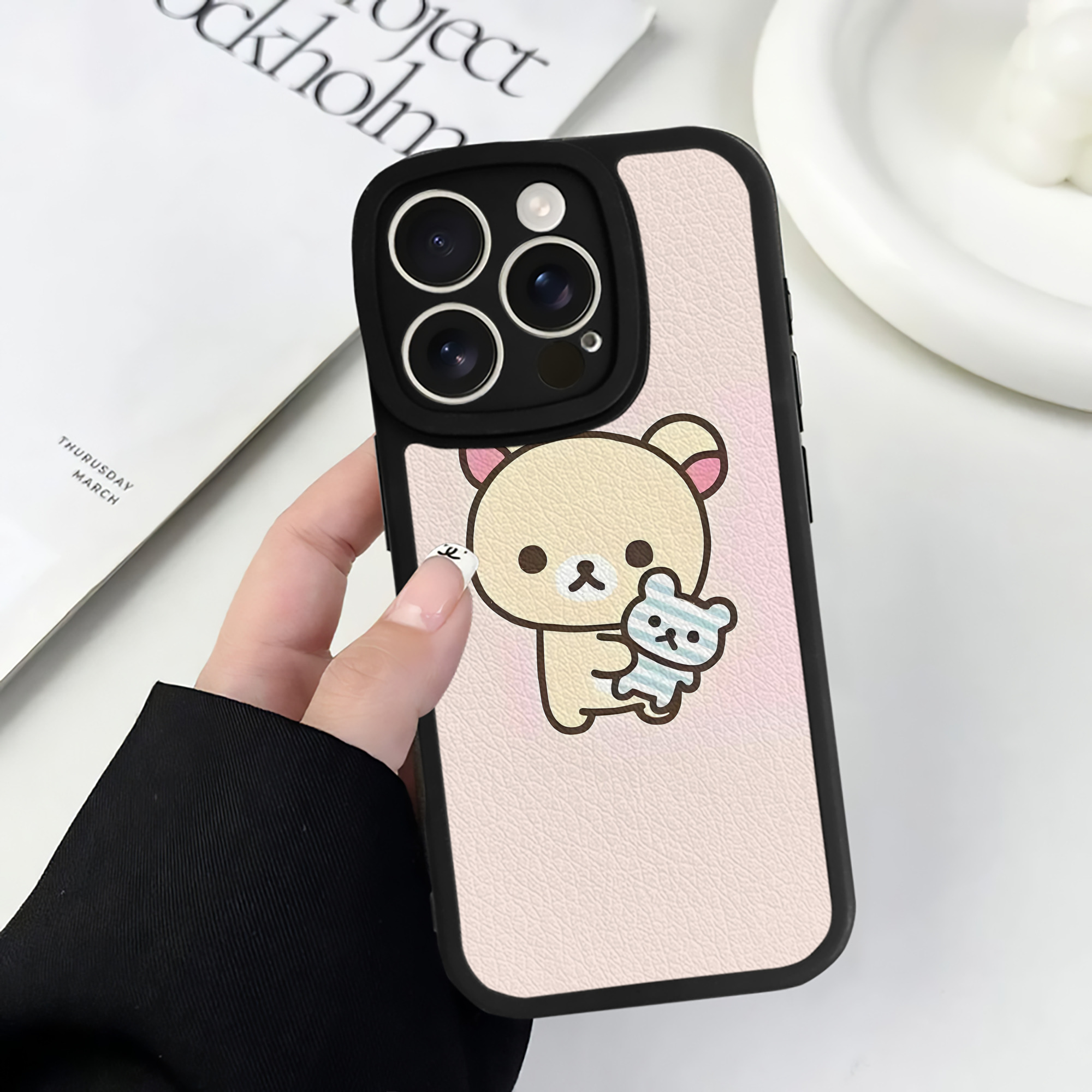 （画像用） リラックマ リラックマ キイロイトリ Rilakkuma Korilakkuma Kiiroitori 【iPhone 16シリーズ対応】シリコンスマホケース（レザー調） 材質：シリコン